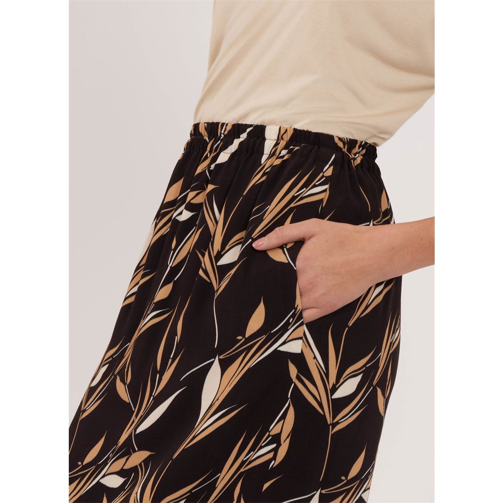 New Look Sewing Pattern N6826 Misses Skirts Pants and Shorts 6826 Image 5 From Patternsandplains.com